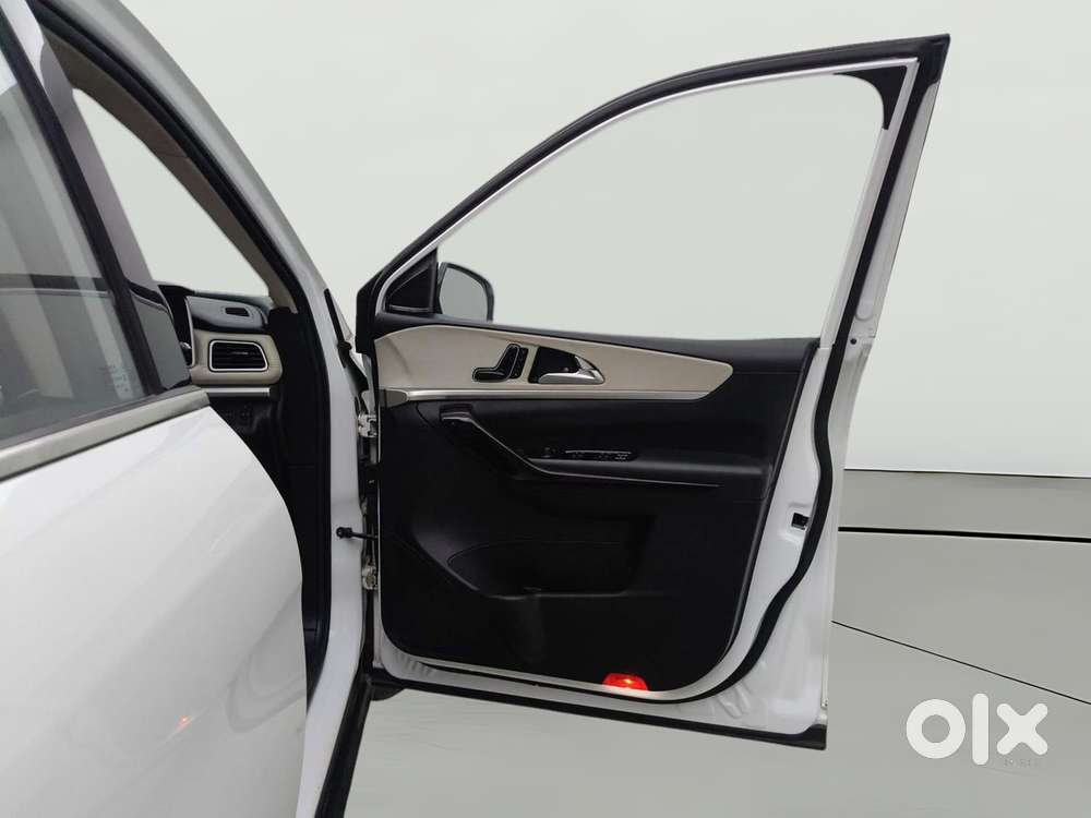 Mahindra Xuv700 2.0 Ax 7 Petrol At Luxury Pack Str, 2023, Petrol