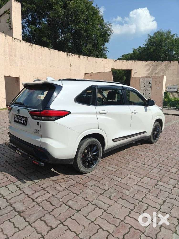 Toyota Innova Hycross