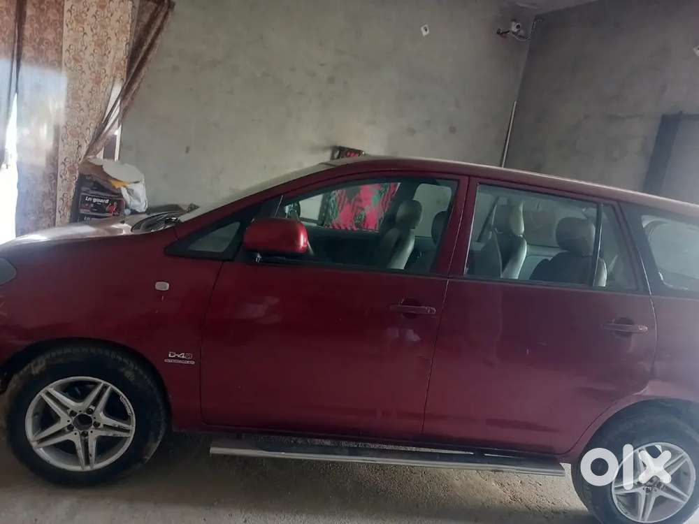 Toyota Innova 2010 Tyre 75 Persent With Wheel