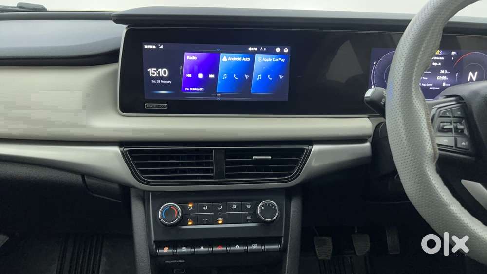 Mahindra Xuv700 2.0 Ax 5 Petrol Mt Str, 2022, Petrol