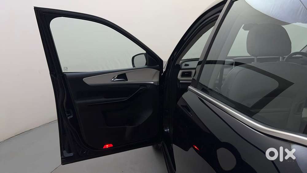 Mahindra Xuv700 2.0 Ax 7 Petrol Mt Str, 2025, Petrol