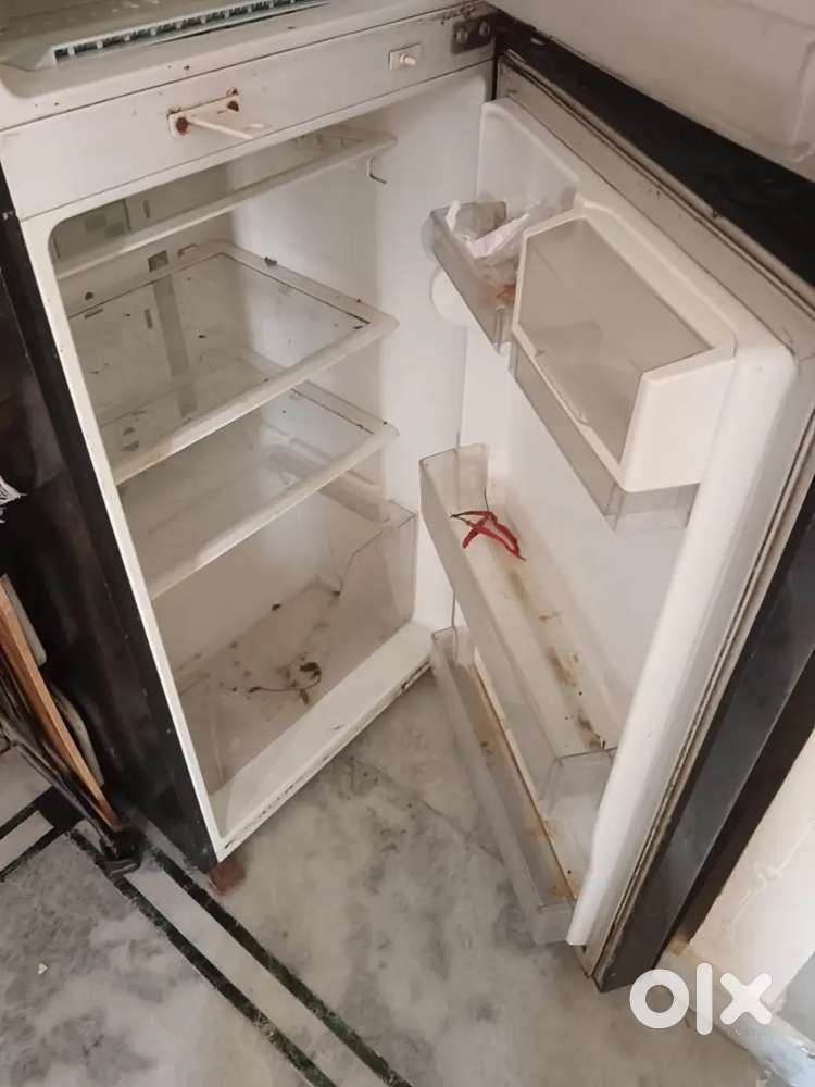 Lg fridge neat condition moving out side home