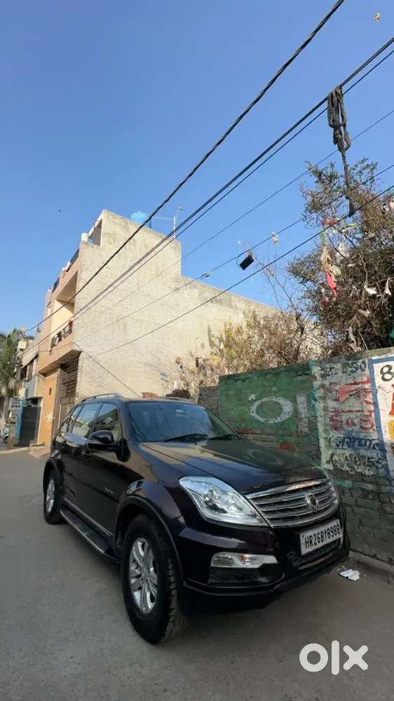 Rexton Mahindra Luxury Car 7 Seater Automatic