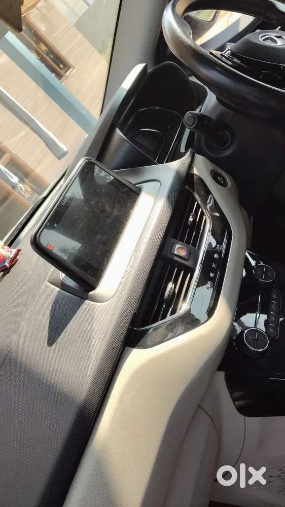 Sunroof, Keyless Start. Dualtone, Alloywheel, ಆಟೋಮ್ಯಾಟಿಕ್ Ac