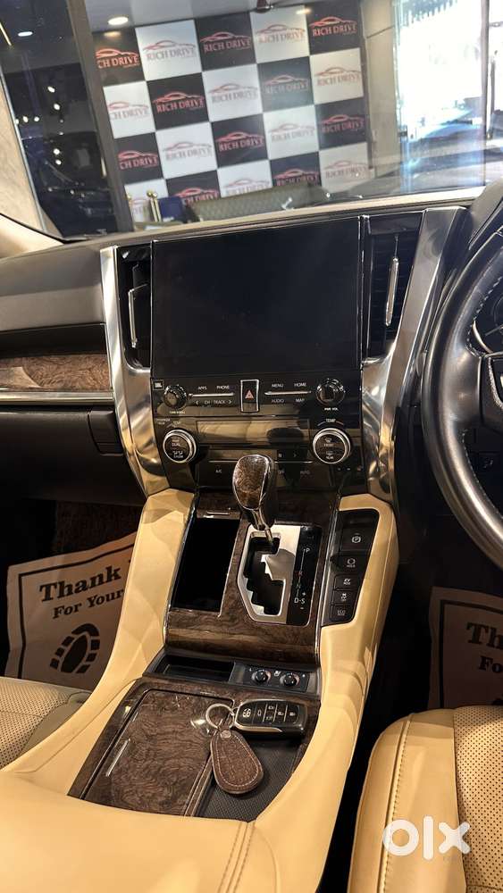 Toyota Vellfire 2.5 Executive Lounge, 2023, Petrol