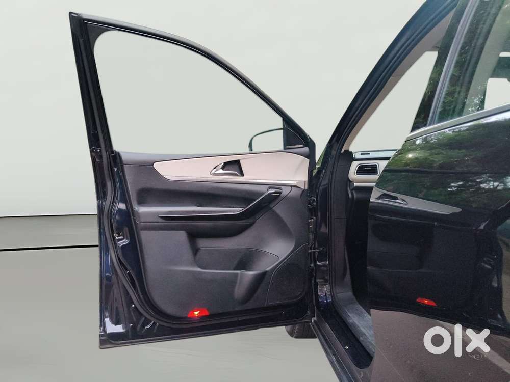 Mahindra Xuv700 2.2 Ax 7 Diesel At Luxury Pack Str Awd, 2022, Diesel