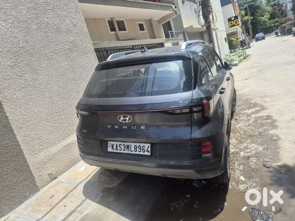 Hyundai Venue 2024 Petrol Well Maintained