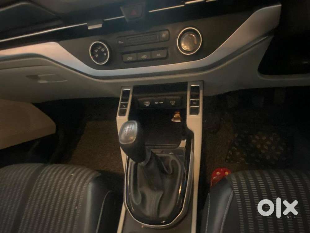 Kia Carens 2024 Petrol Well Maintained