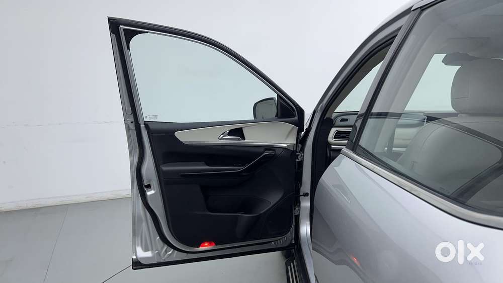 Mahindra Xuv700 2.0 Ax 7 Petrol Mt Str, 2022, Petrol
