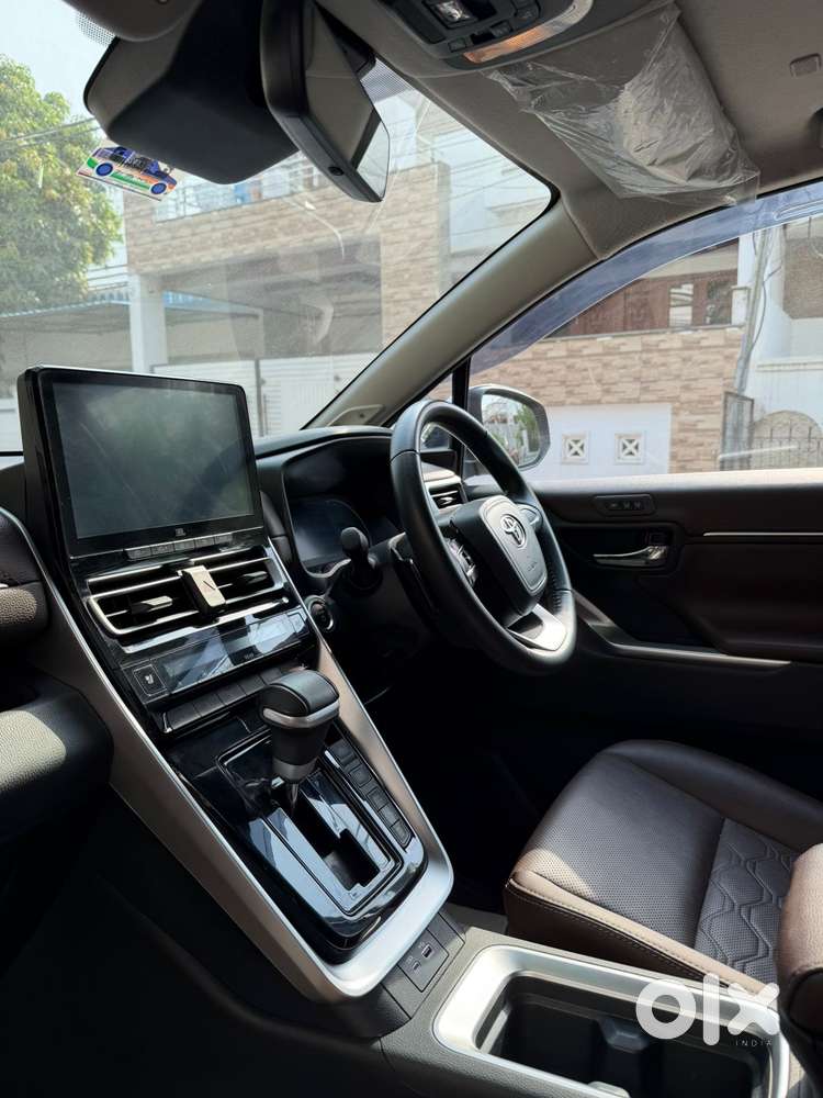 Toyota Innova Hycross 2.0 Zx Hybrid 7 Str, 2025, Petrol