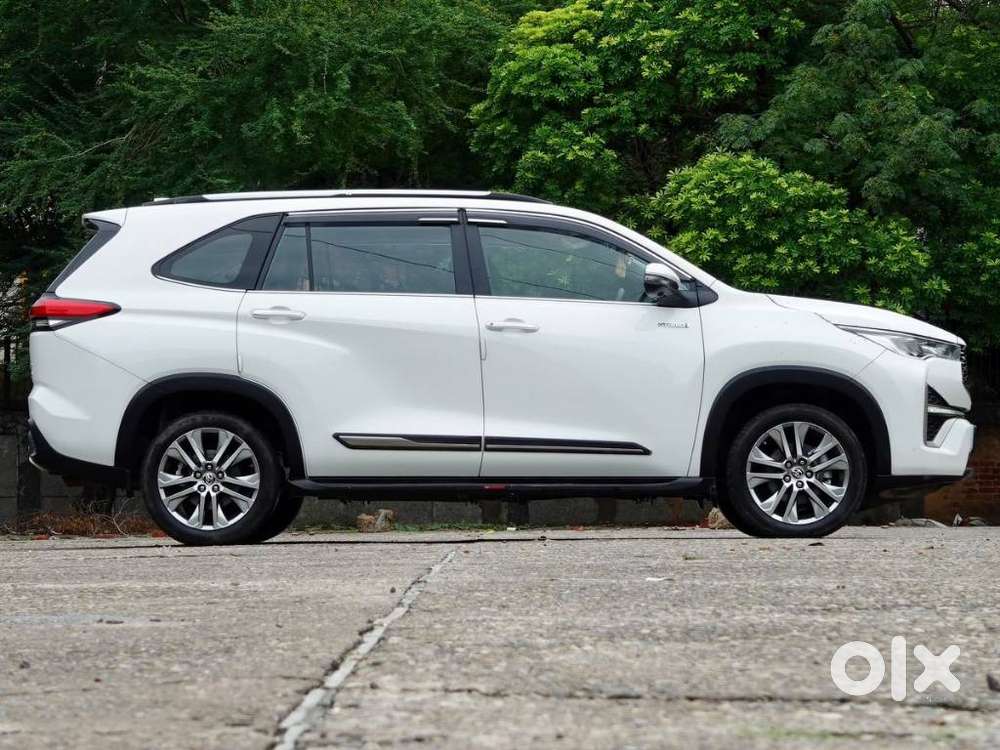 Toyota Innova Hycross 2.0 Zx Hybrid 7 Str, 2023, Petrol