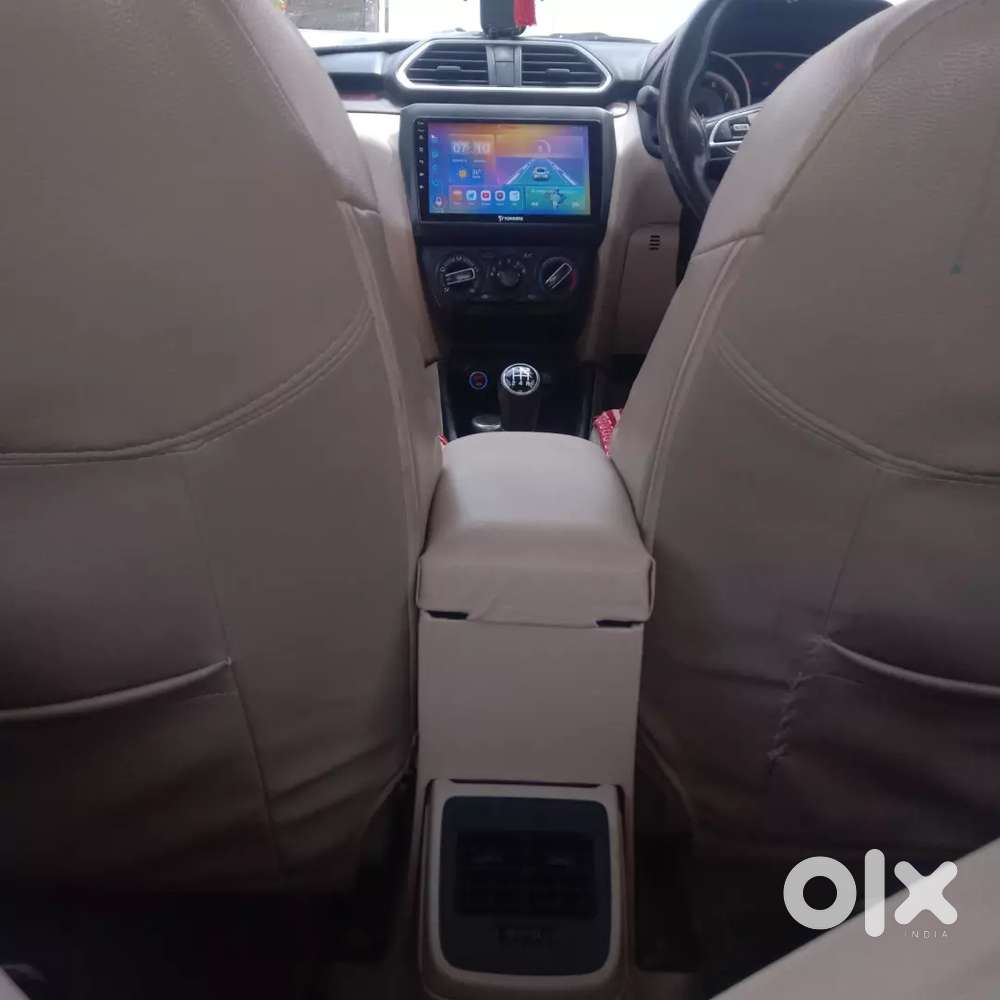 इसमें बैक कैमरा और एलईडी है और इंश्योरेंस भी पूरा है और परमिट कंप्लीट