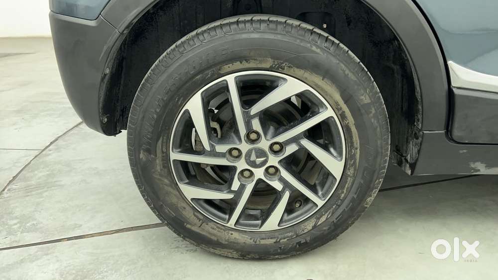 Mahindra Xuv300 1.2 W8 (o) Amt Petrol, 2022, Petrol