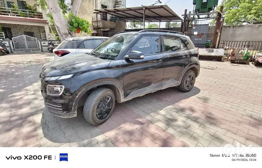 Hyundai Venue 2024 Petrol 11800 Km Driven