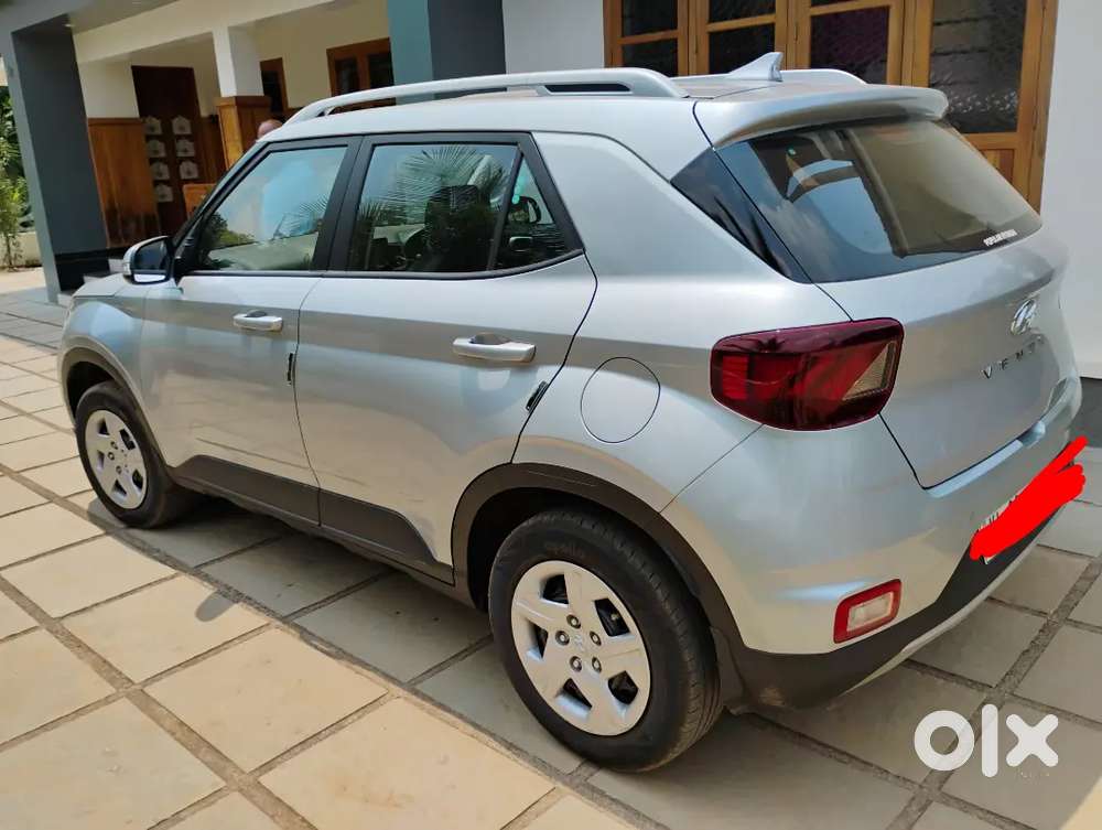 Hyundai Venue 2021 Petrol 26600 Km Driven
