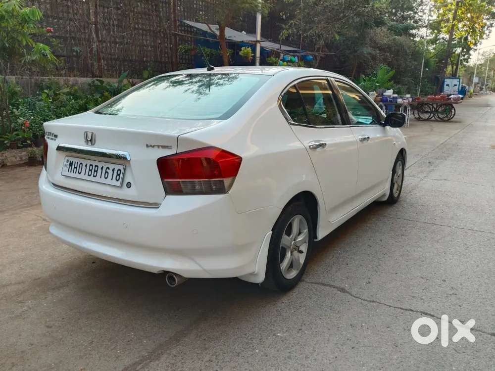 White Honda City Vmt