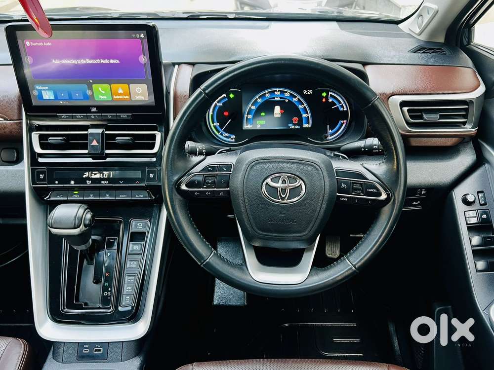 Toyota Innova Hycross