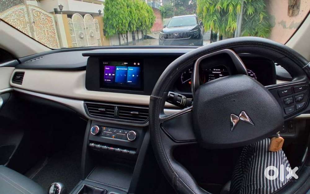 Mahindra Xuv700 2.0 Mx Petrol Mt 5 Str, 2023, Petrol