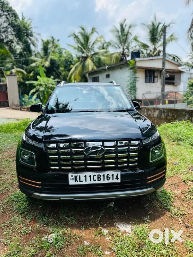 Hyundai Venue 2024 Petrol 7371 Km Driven