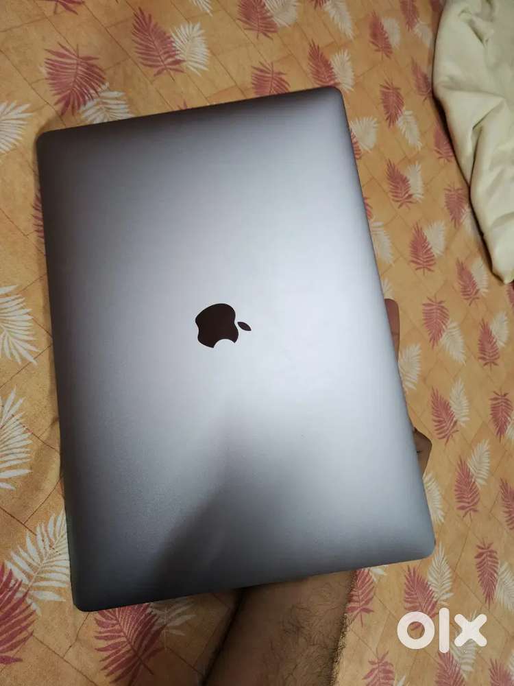 Apple MacBook Pro 2018 15インチ/256GB/16GB