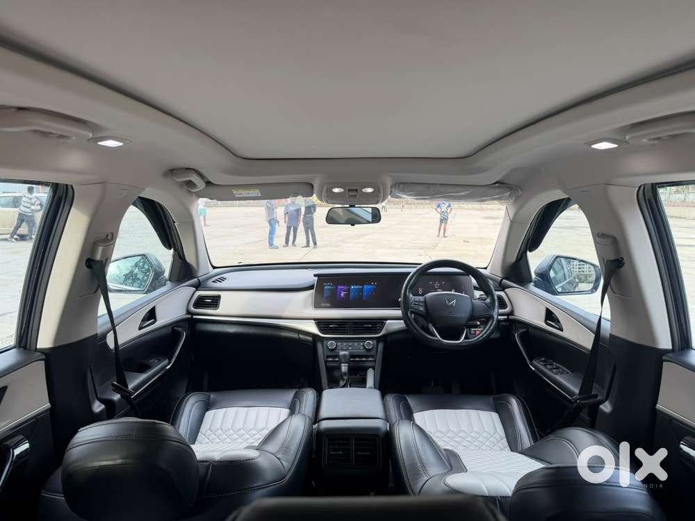 Mahindra Xuv700 2.0 Ax 5 Petrol At Str, 2023