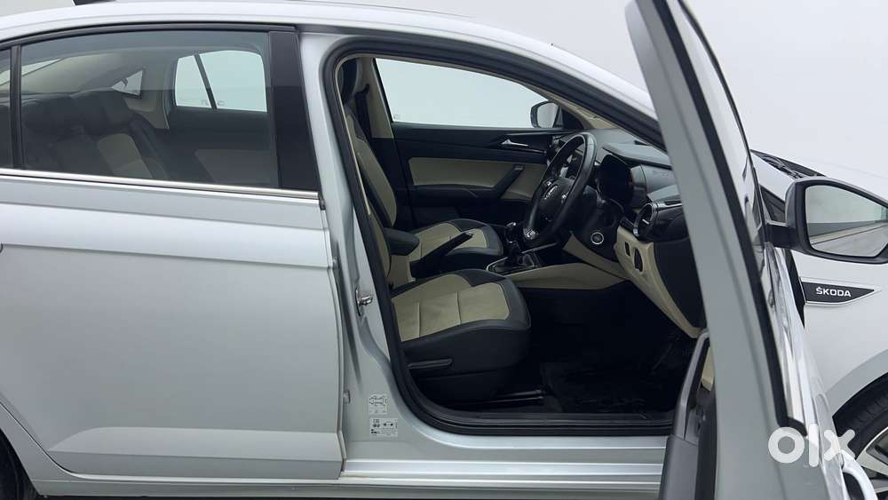 Skoda Slavia Style 1.0l Tsi Mt, 2022, Petrol