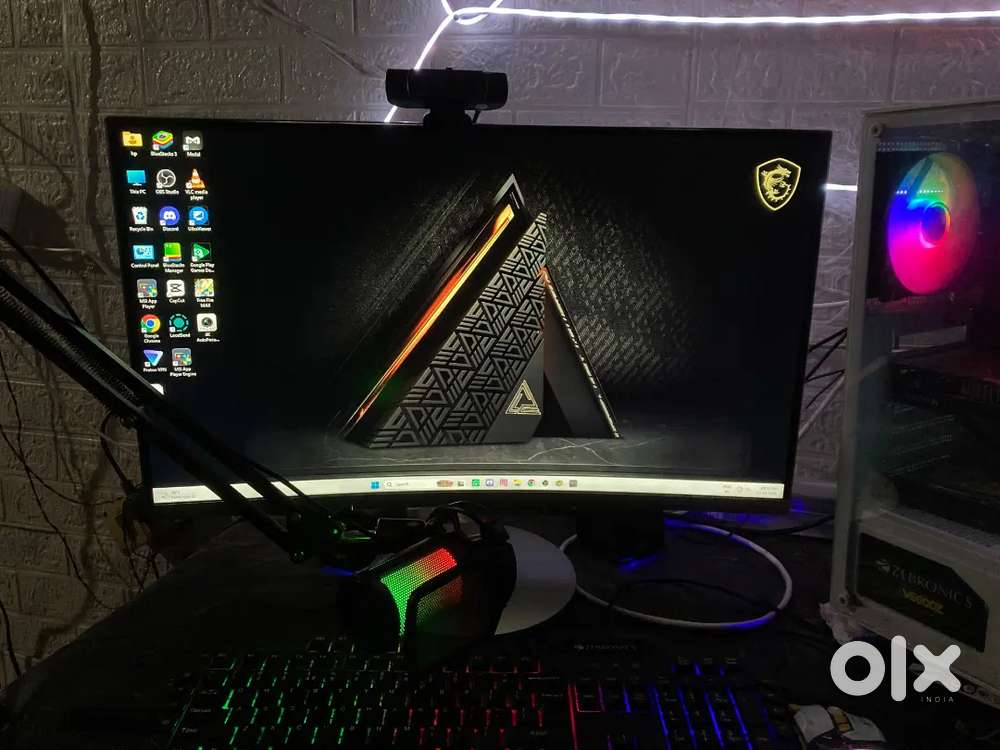 SAMSUNG MONITOR 120FPS 27 INC CURVED MONITOR