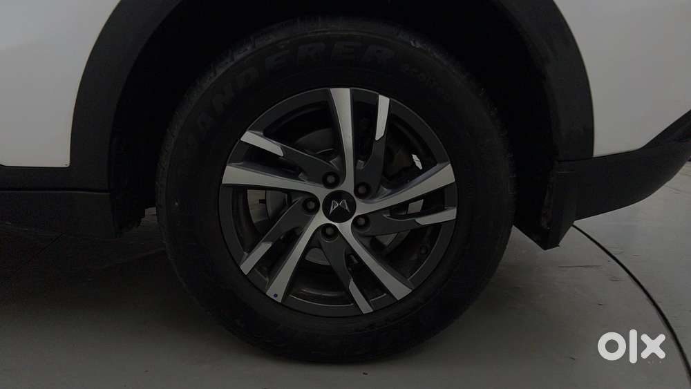 Mahindra Xuv700 2.2 Ax 5 Diesel At 7 Str, 2025, Diesel