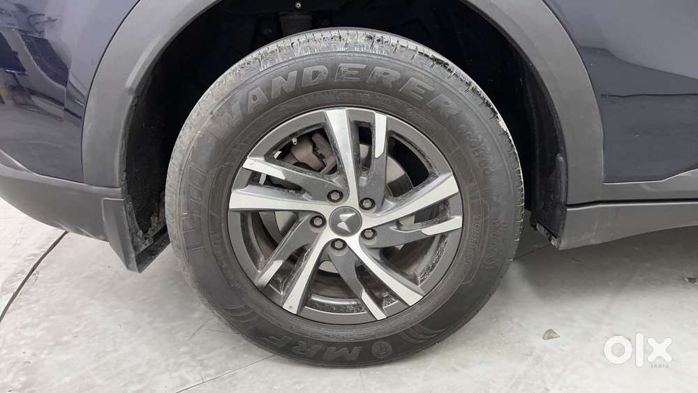 Mahindra Xuv700 2.0 Ax 5 Petrol Mt 7 Str, 2022, Petrol