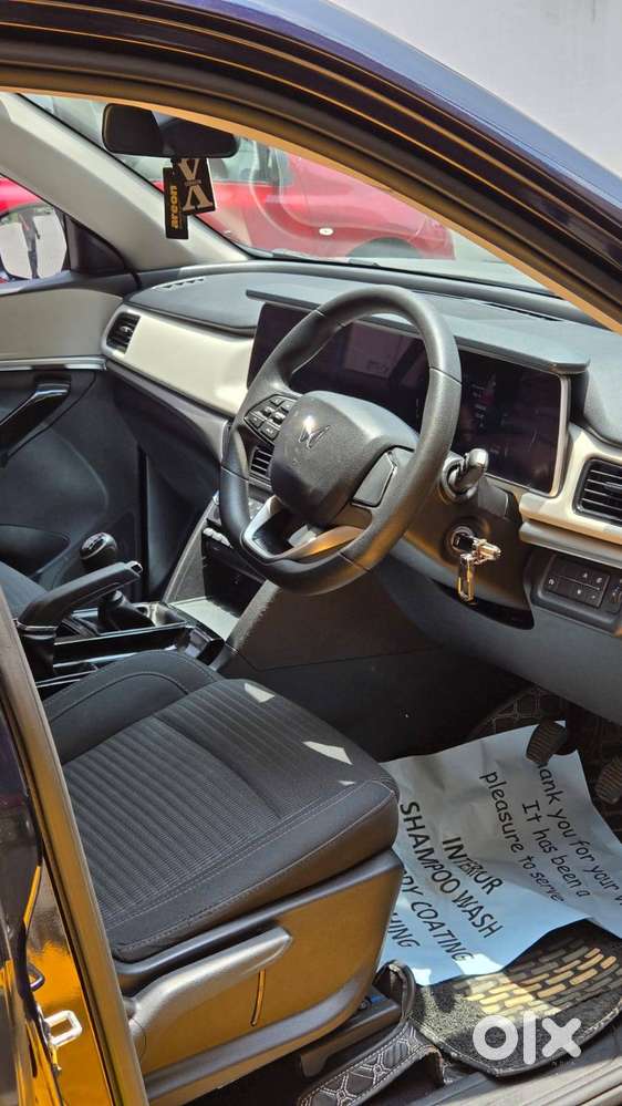 Mahindra Xuv700 2023 Petrol Well Maintained