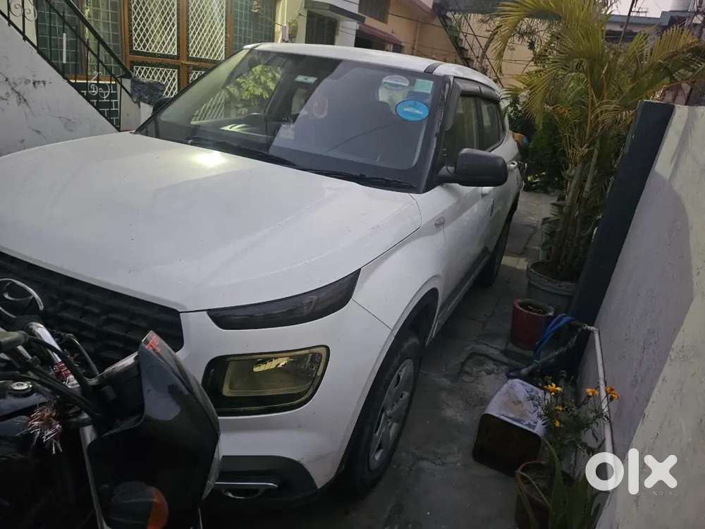 Hyundai Venue 2021 Petrol 27000 Km Driven