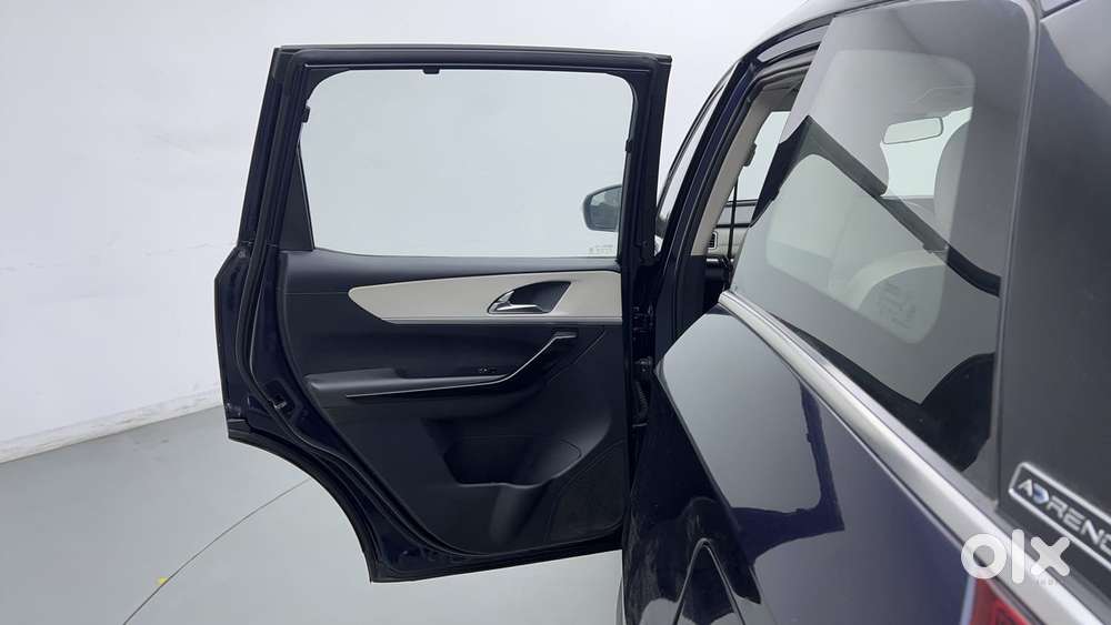 Mahindra Xuv700 2.2 Ax 7 Diesel At Luxury Pack Str Awd, 2022, Diesel
