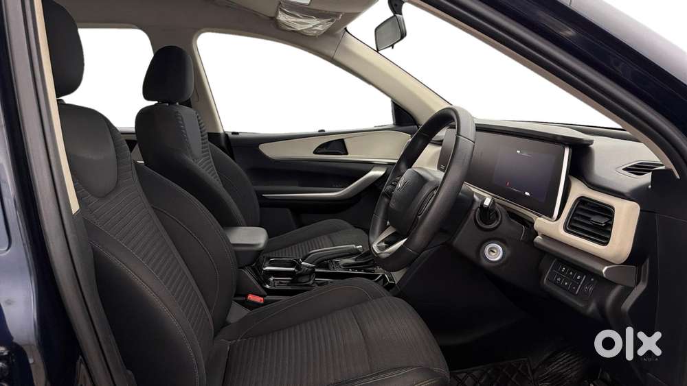 Mahindra Xuv700 2.2 Ax 3 Diesel At 5 Str, 2022, Petrol