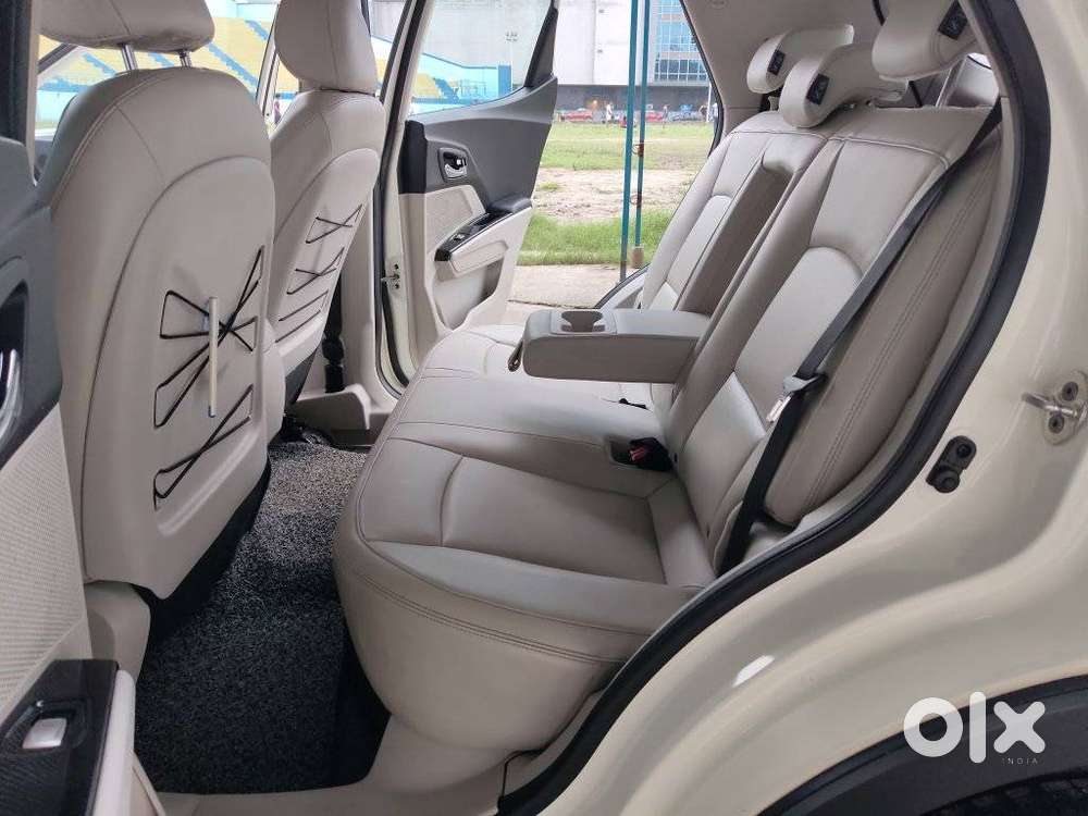 Mahindra Xuv300 1.2 W8 (o) Amt Petrol, 2023, Petrol
