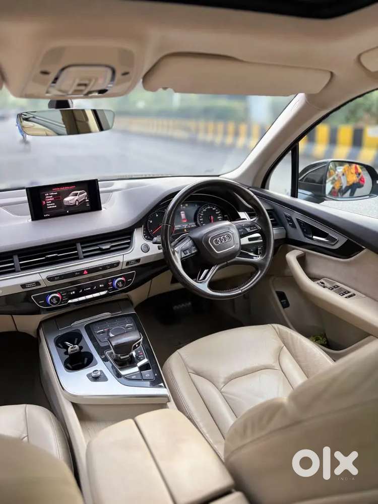 Black Colour Audi Q7 Technology
