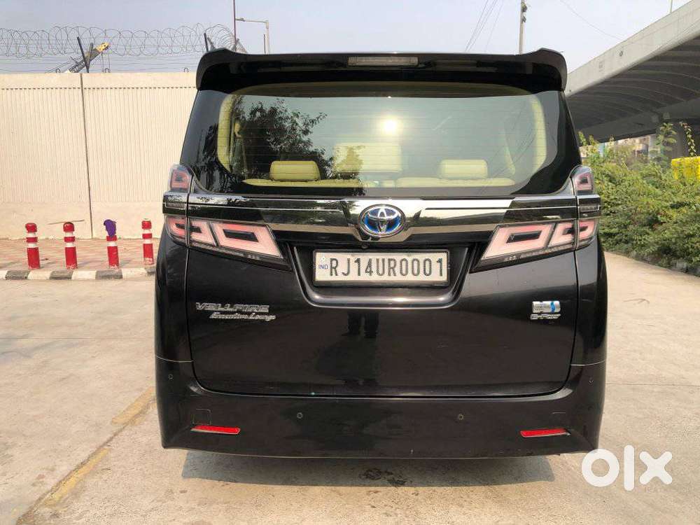 Toyota Vellfire 2.5 Executive Lounge, 2023, Cng & Hybrids