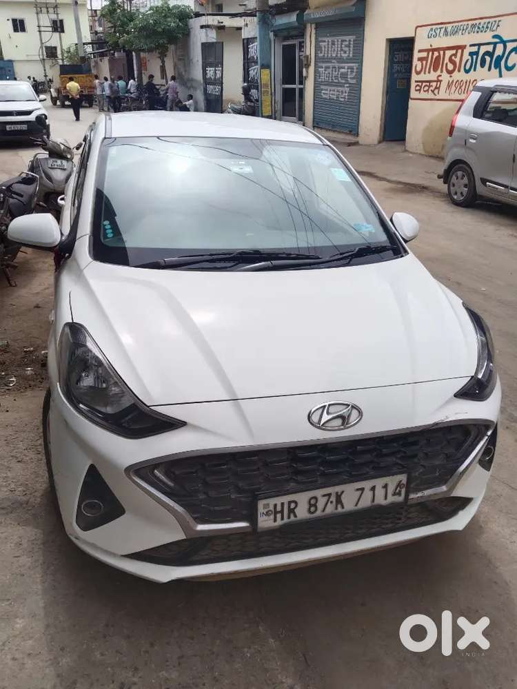 1 Handed Car Near And Clean