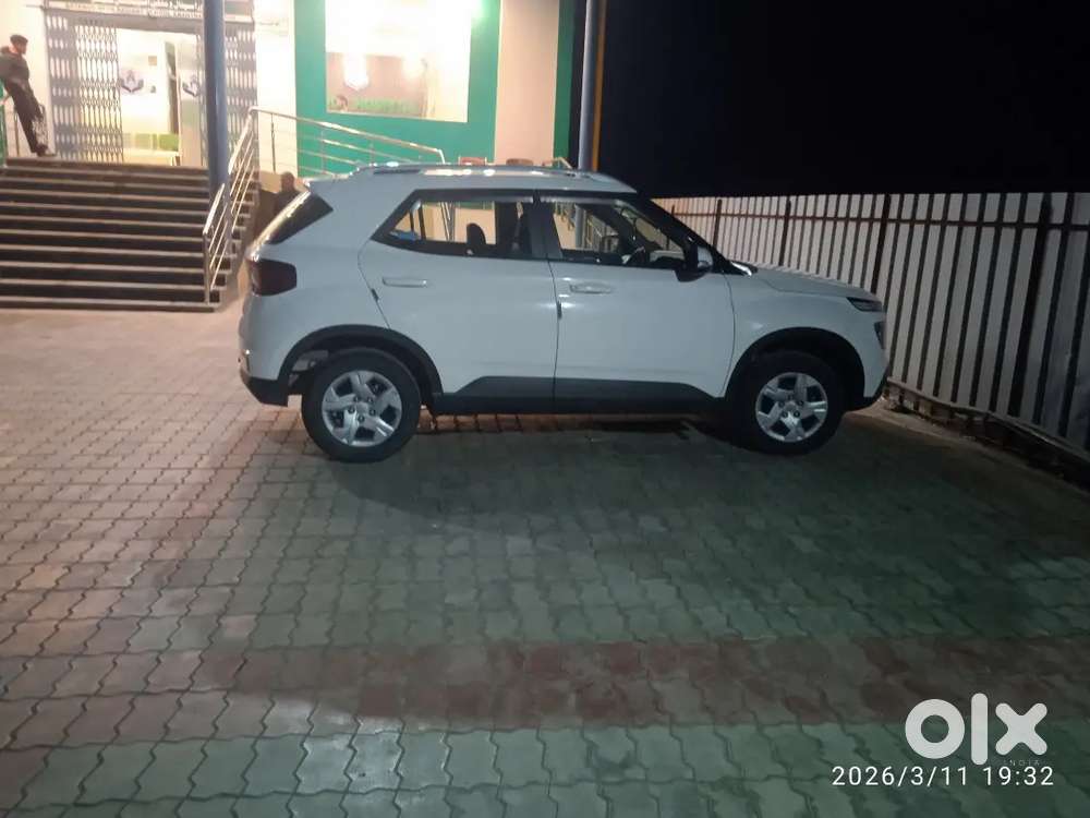 Hyundai Venue 2022 Petrol 26000 Km Driven