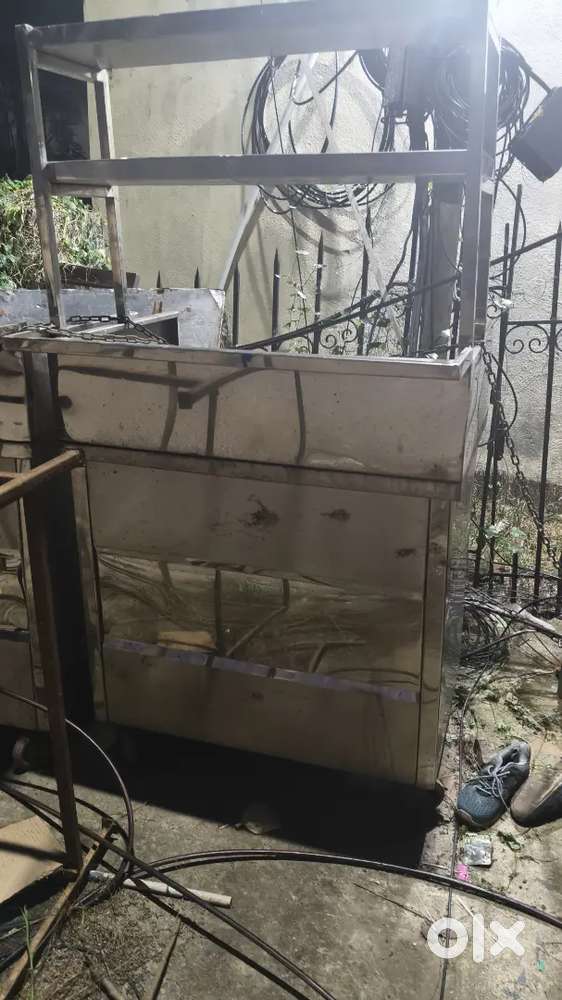 T shop stand
