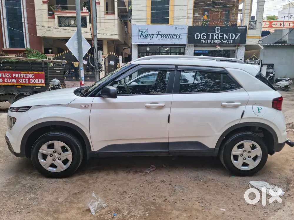 Hyundai Venue 2022 Petrol 22000 Km Driven