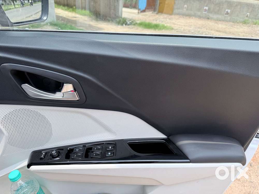 Mahindra Xuv 3xo Ax7l 1.2 Petrol At (pg), 2026, Petrol