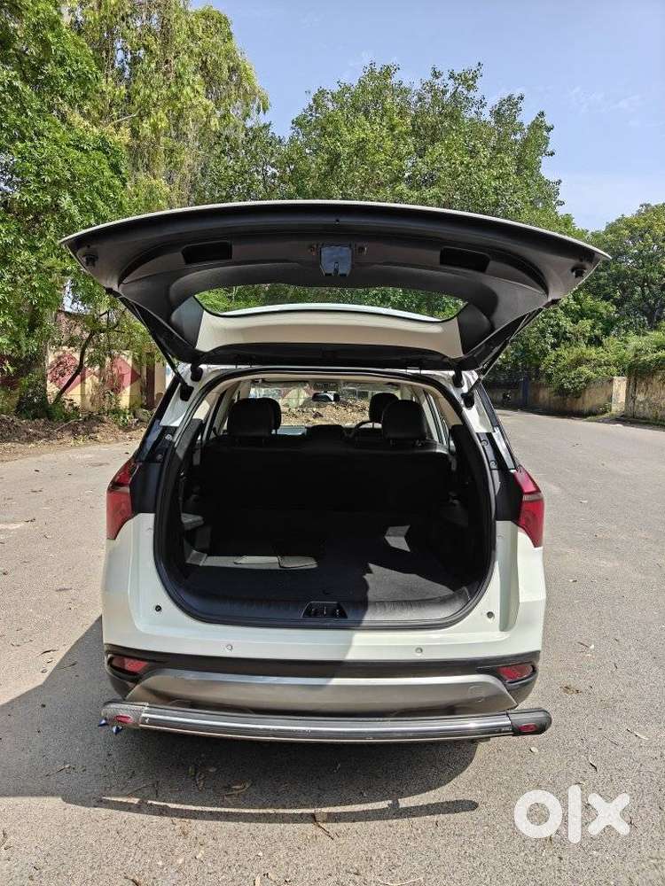 Mahindra Xuv700 2.0 Ax 5 Petrol Mt Str, 2023, Petrol