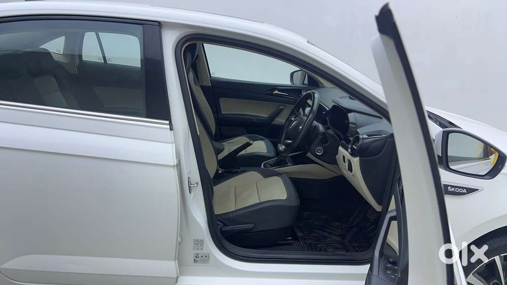 Skoda Slavia Style 1.0l Tsi At, 2022, Petrol