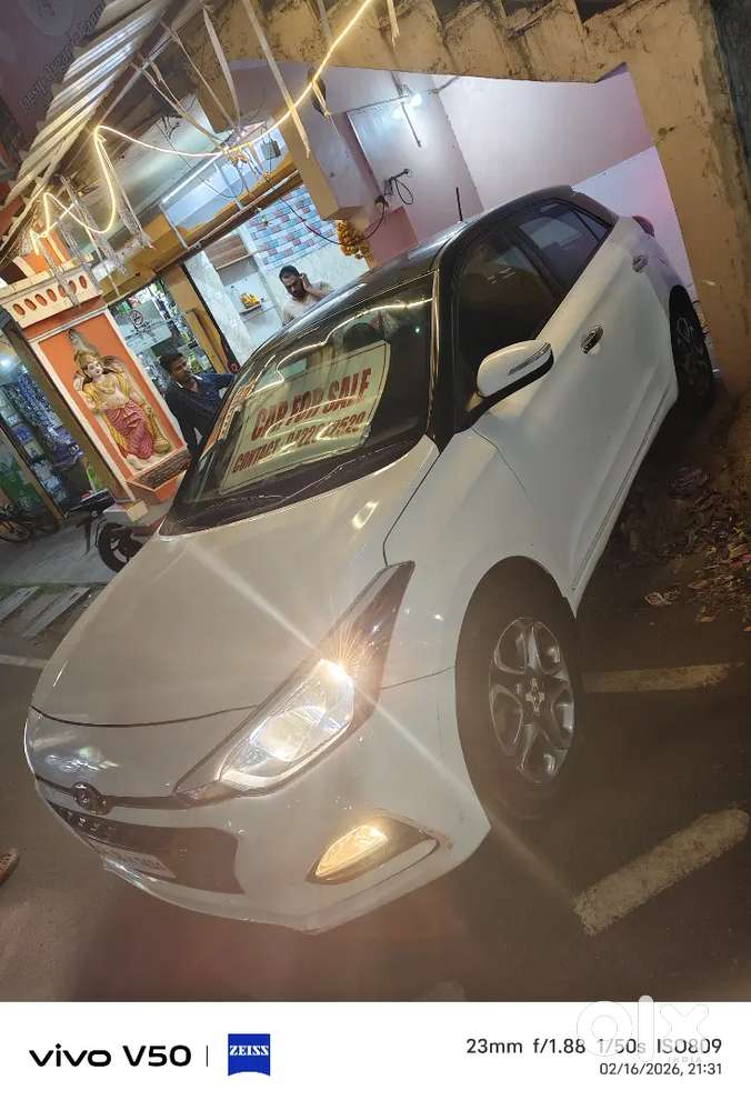 Hyundai Elite I20 Asta Top Model White Year 2018, Showroom Condition.