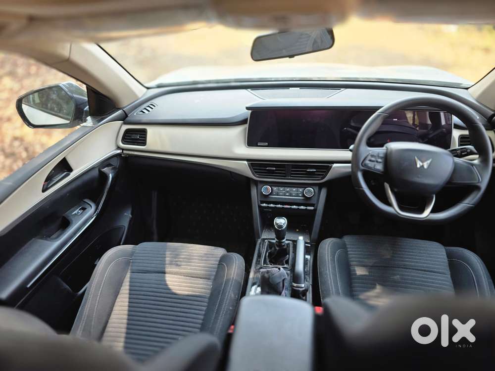 Mahindra Xuv700 2.0 Ax 5 Petrol Mt Str, 2022, Petrol