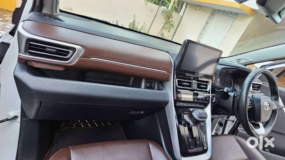 Toyota Innova Hycross 2.0 Zx (o) Hybrid 7 Str, 2025, Petrol