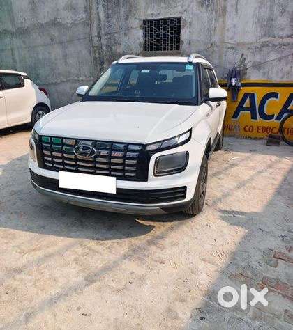 Hyundai Venue 2024 Petrol. Scratchless. Very Well Mantained.