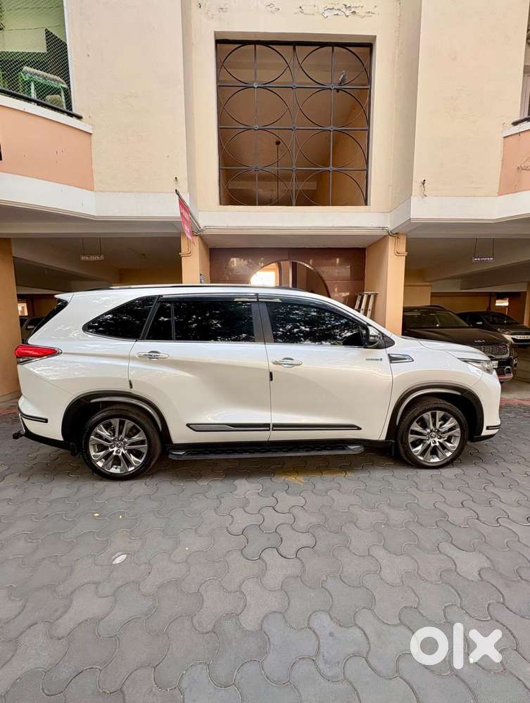 Toyota Innova Hycross 2.0 Zx Hybrid 7 Str, 2025, Petrol