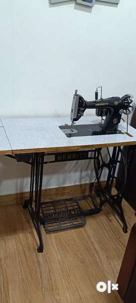 Sewing machine store with table olx