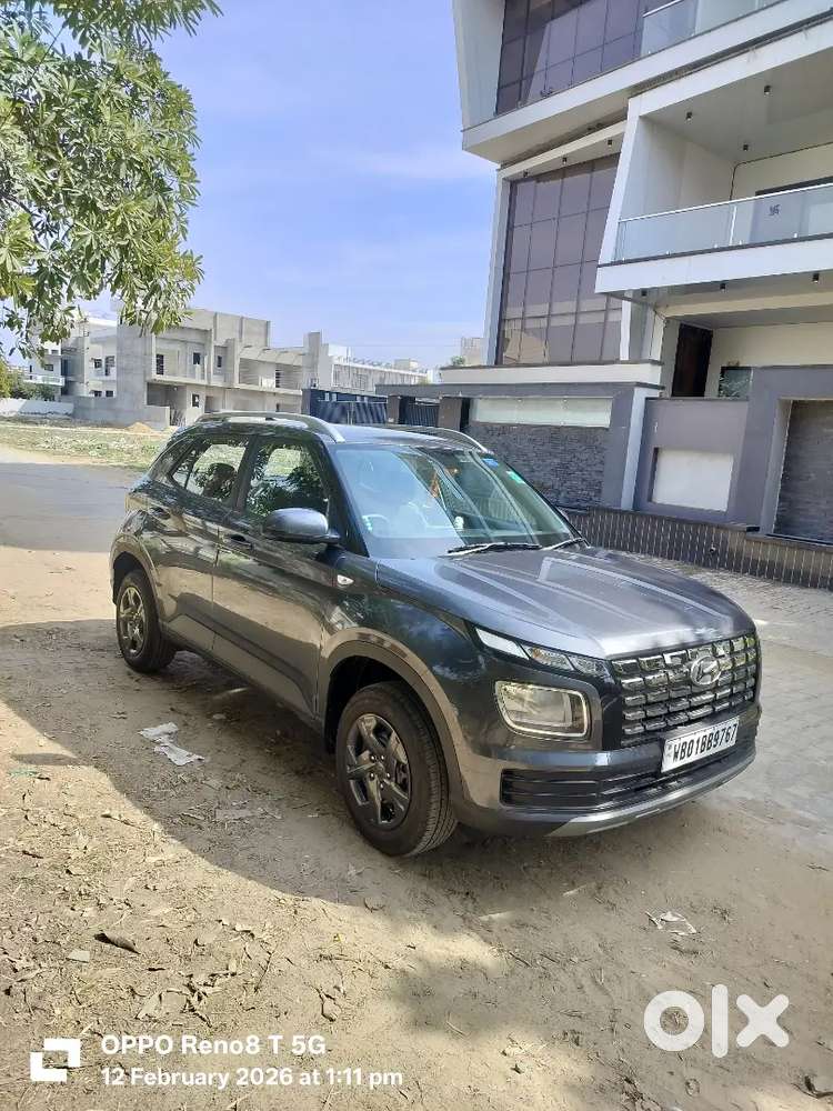 Hyundai Venue 2025 Petrol 4000 Km Driven